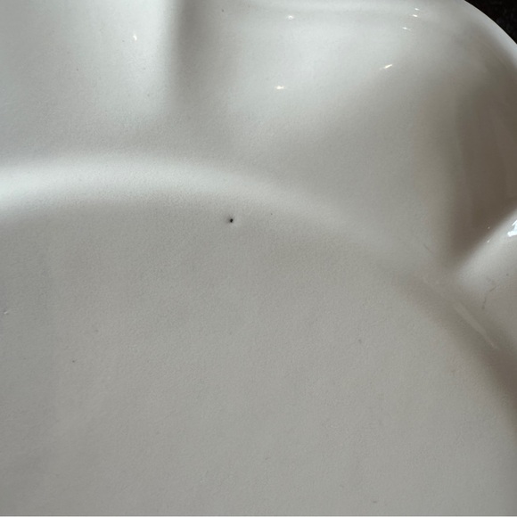 Elegant White Dinnerware Plates with Scalloped Edges and Recessed Center - Picture 6 of 9